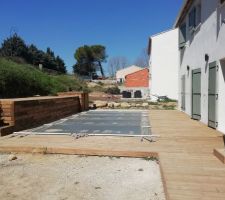 Terrasse, plage de piscine et plateforme surélevée en pin