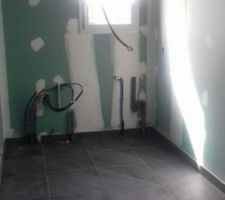 Début du carrelage sol