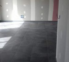 Début du carrelage sol