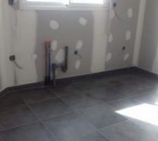 Début du carrelage sol