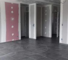 Début du carrelage sol