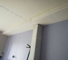 Plafond de la chambre du RDC. Coffrage pour effacer la poutre en béton et installer des spots