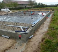 Installation du plastique et du grillage de la dalle