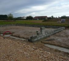 Montage des deux premiers rangs de parpaing