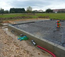 Installation du plastique et du grillage de la dalle et du coffrage de la terrasse