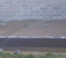 Une petite idée de la "propreté" du chantier!... des morceaux de parpaing tout qui minent le terrain tout au tour