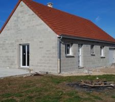Une petite idée de la "propreté" du chantier!... des morceaux de parpaing tout qui minent le terrain tout au tour