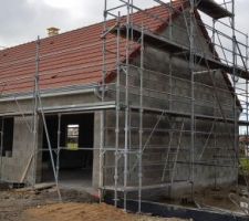 Installation de la charpente et de la toiture (en moins de 2 jours la maison était hors d'eau)