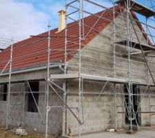 Installation de la charpente et de la toiture (en moins de 2 jours la maison était hors d'eau)