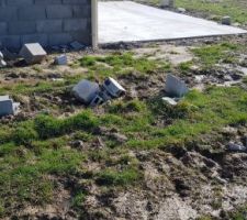 Une petite idée de la "propreté" du chantier!... des morceaux de parpaing tout qui minent le terrain tout au tour