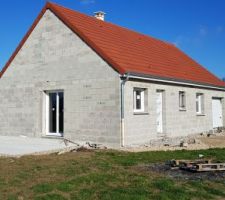 Une petite idée de la "propreté" du chantier!... des morceaux de parpaing tout qui minent le terrain tout au tour