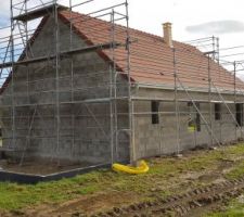 Installation de la charpente et de la toiture (en moins de 2 jours la maison était hors d'eau)