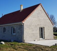 Une petite idée de la "propreté" du chantier!... des morceaux de parpaing tout qui minent le terrain tout au tour