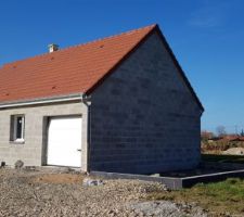 Une petite idée de la "propreté" du chantier!... des morceaux de parpaing tout qui minent le terrain tout au tour