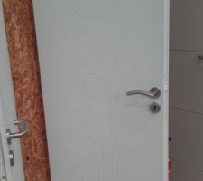 Les portes intérieures (la photo est de mauvaise qualité : il y a des ronds sur la porte...)