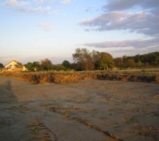 D&eacute;but de la cr&eacute;ation du nouveau lotissement.La maison qu'on aper&ccedil;oit au fond est notre premi&egrave;re maison