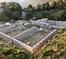 Vue de l?ensemble de la maison qui est à cheval sur la restanque (respect du PLU de la commune) Murs du sous-sol en cours (garage/buanderie) et début du vide sanitaire sur la partie haute (partie maison)