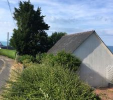 Vue sur l'ancienne maison à démolir