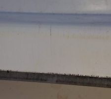 éraflures sur le cadre d'une fenêtre neuve. causée par le plaquiste ? Vu les traces vertes, ça fait penser à du BA13 hydrofuge, et qui plus est, c'était le dernier intervenant...