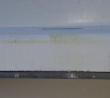 éraflures sur le cadre d'une fenêtre neuve. causée par le plaquiste ? Vu les traces vertes, ça fait penser à du BA13 hydrofuge, et qui plus est, c'était le dernier intervenant...