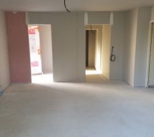Placoflam uniquement sur un côté de l'angle, alors que le poële (qui aurait dû être dans l'angle) est adossé à l'autre côté