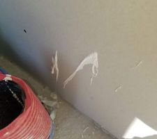 Coulures d'enduit en bas des murs