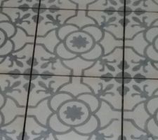 Auréoles apparues suite à la pose des carreaux de ciment sur une chape humide