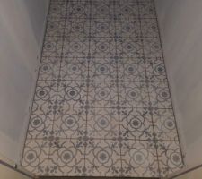 Auréoles apparues suite à la pose des carreaux de ciment sur une chape humide + rattrapage de niveau avec la chape maigre