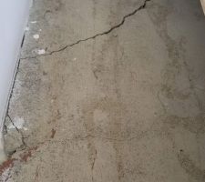 Fissure trouvée dans une chambre sous le parquet (complètement décollé partout dans la maison car la chape maigre ne convient pas ; dans le contrat, il avait mis parquet flottant, donc au moment de signer, je lui dis "mais on a toujours dit qu'on voulait coller un parquet massif, il n'a jamais été question d'un parquet flottant." Réponse : "ne vous inquiétez pas Mme R, c'est pareil. pas de problème"... Ben en fait, si, gros problème)