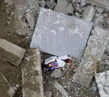 Déchets jonchant le terrain alors qu'on a demandé plusieurs fois de laisser le chantier propre