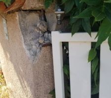 Mur situé à l'entrée du chemin d'accès, défoncé par le camion de livraison du placo