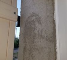 Fissures sur les cadres extérieurs des fenêtres