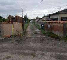 Le mur à l'entrée du chemin, toujours pas réparé après 4 mois