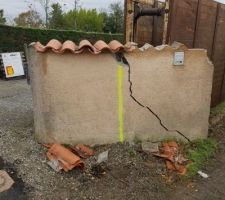 Le mur à l'entrée du chemin, toujours pas réparé après 4 mois