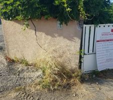 Mur situé à l'entrée du chemin d'accès, défoncé par le camion de livraison du placo