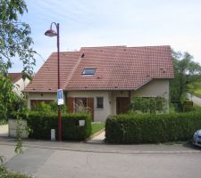 Notre première maison très jolie .......mais avec beaucoup de boiseries extérieures...On était jeunes quand on l'a construite....Des années de lasures plus tard ....On a décidé de ne mettre plus aucun bois en extérieur dans la seconde maison ...non pas que l'on n'aime plus le bois ....mais on vieillit...Alors on a cherché à se simplifier la vie ;)