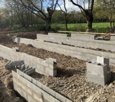 Fondations : rangs de parpaings