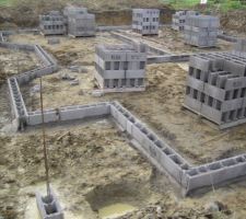 1er rang du vide sanitaire .Comme notre terrain est calcaire les fondations doivent &ecirc;tre &agrave; un m&egrave;tre vingt