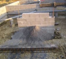 Livraison puis &eacute;talement de cailloux sur le sol du vide sanitaire pour ne plus &ecirc;tre dans la boue.