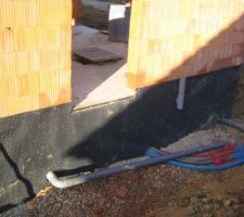 Pendant ce temps l&agrave; ?mon mari finit l'isolation du sous bassement.