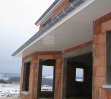 Détail lambris sous toiture en pvc