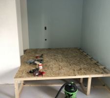 Construction d?une estrade pour accueillir un lit d?appoint en dessous