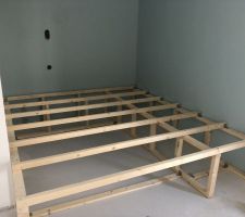 Construction d?une estrade pour accueillir un lit d?appoint en dessous