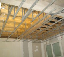 Pose suspente plafaond.(nous avons choisi de laisser les plafonds finis à 2m50)les maçons avaient prévus plus haut..°