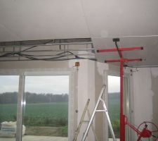 Plafond du bas .Réalisés en BA13 (nous ne voulions plus de plâtre traditionnel comme dans la 1ère maison ....Trop difficile à peindre uniformément)