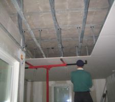 Plafond du bas .Réalisés en BA13 (nous ne voulions plus de plâtre traditionnel comme dans la 1ère maison ....Trop difficile à peindre uniformément)