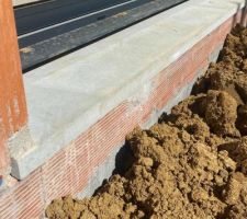 Appui b&eacute;ton mal pos&eacute; car le larmier d&eacute;passe pas.