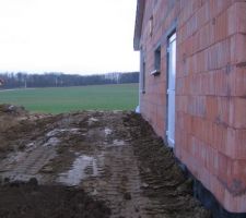 "remblais" (je ne sais pas si c'est le bon terme) des terres autour de la maison