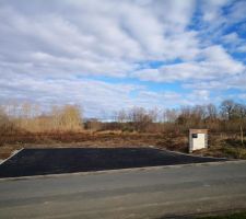 Place de parking terminée + mur autour des coffrets