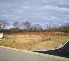 Place de parking terminée + mur autour des coffrets